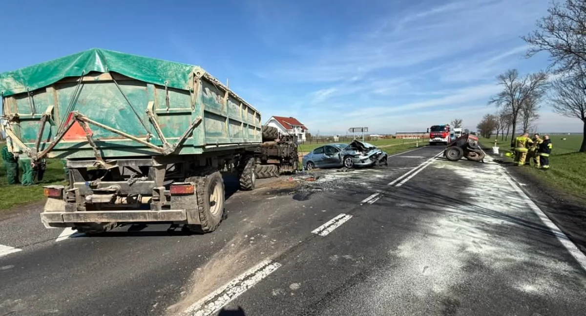 Wypadek osobówki i ciągnika rolniczego na krajowej 15!