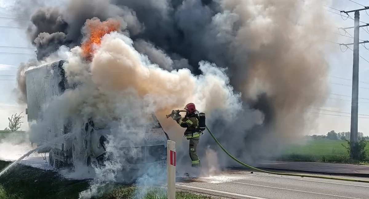 Pożar busa w Obłaczkowie! Droga zablokowana (zdjęcia) 