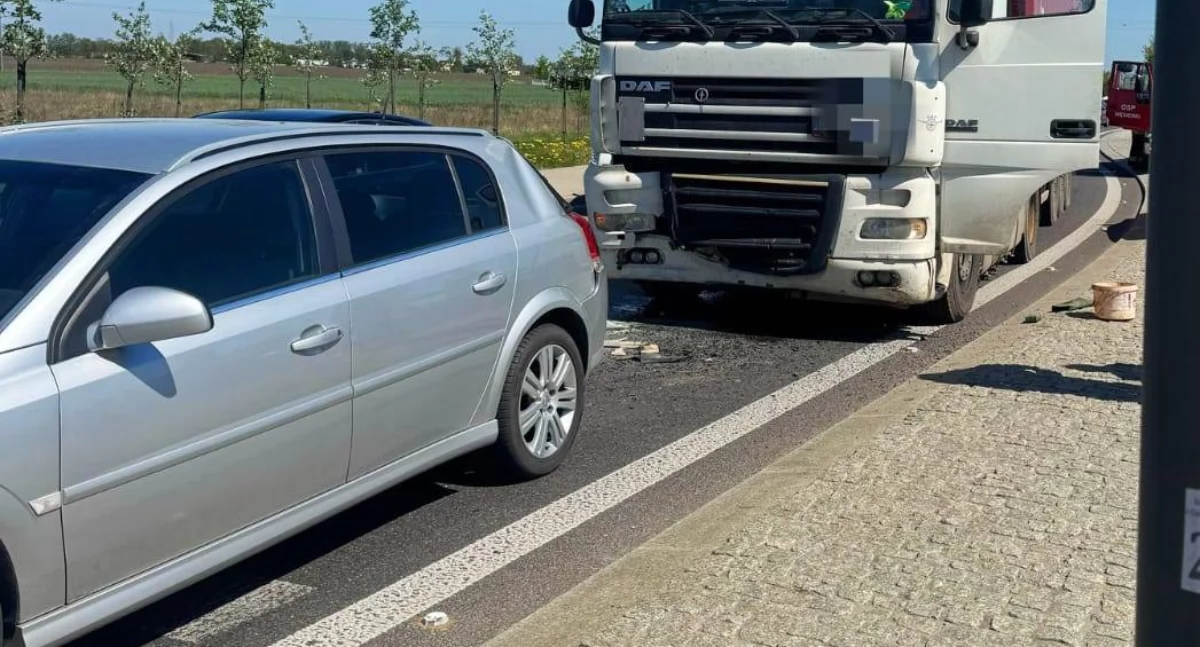 Zderzenie ciężarówki i dwóch osobówek we Wrześni (zdjęcia)