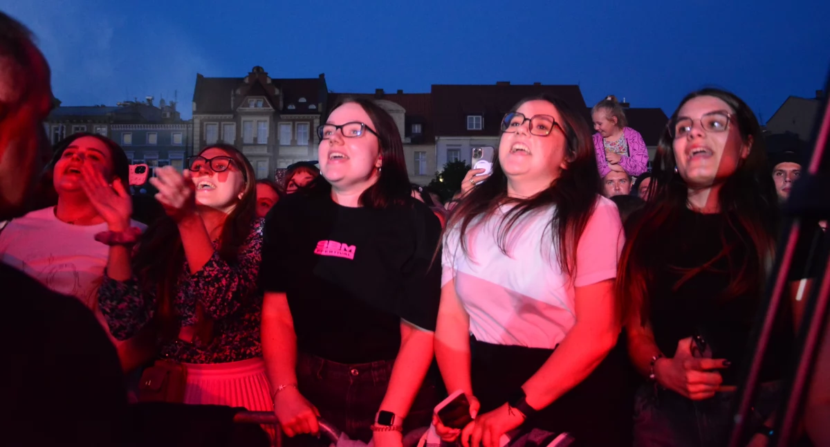 Trwa wrzesińska Majówka! Oskar Cyms i zespół Boys rozgrzali publiczność! (GALERIA/WIDEO) 