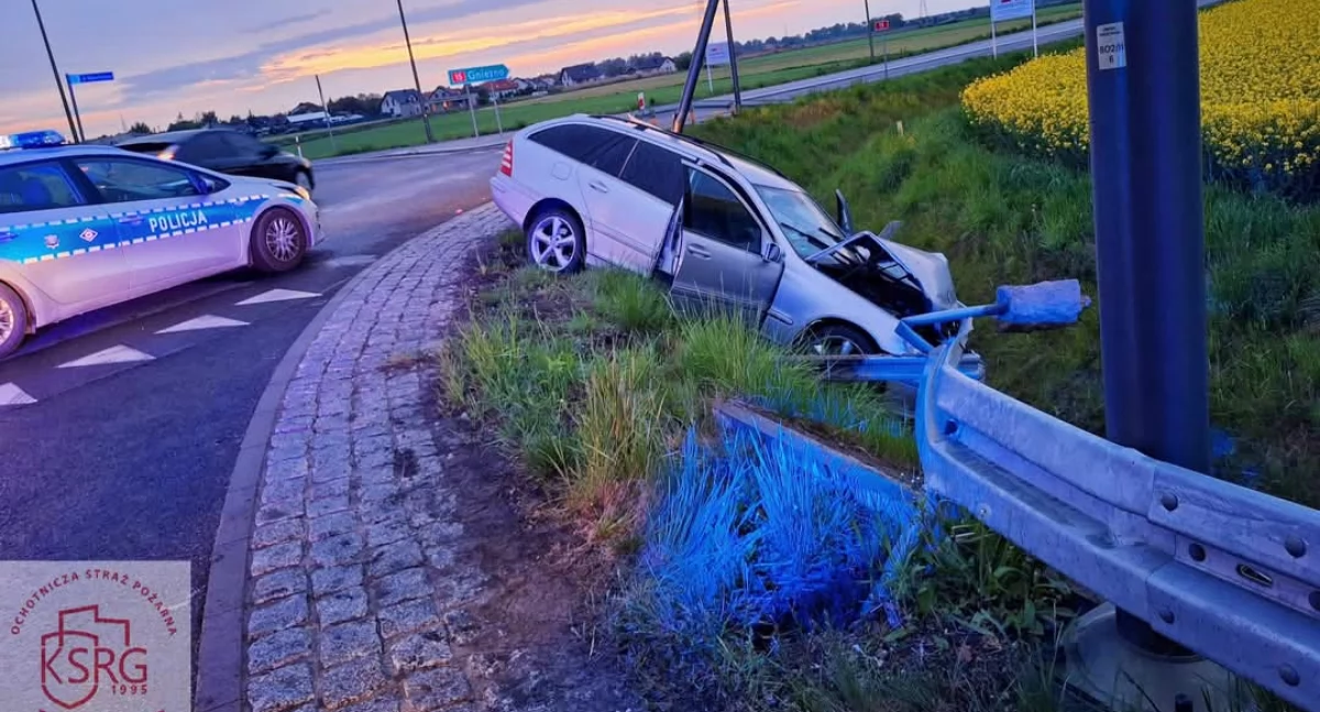 Kolizja Mercedesa na obwodnicy Wrześni (zdjęcia) 