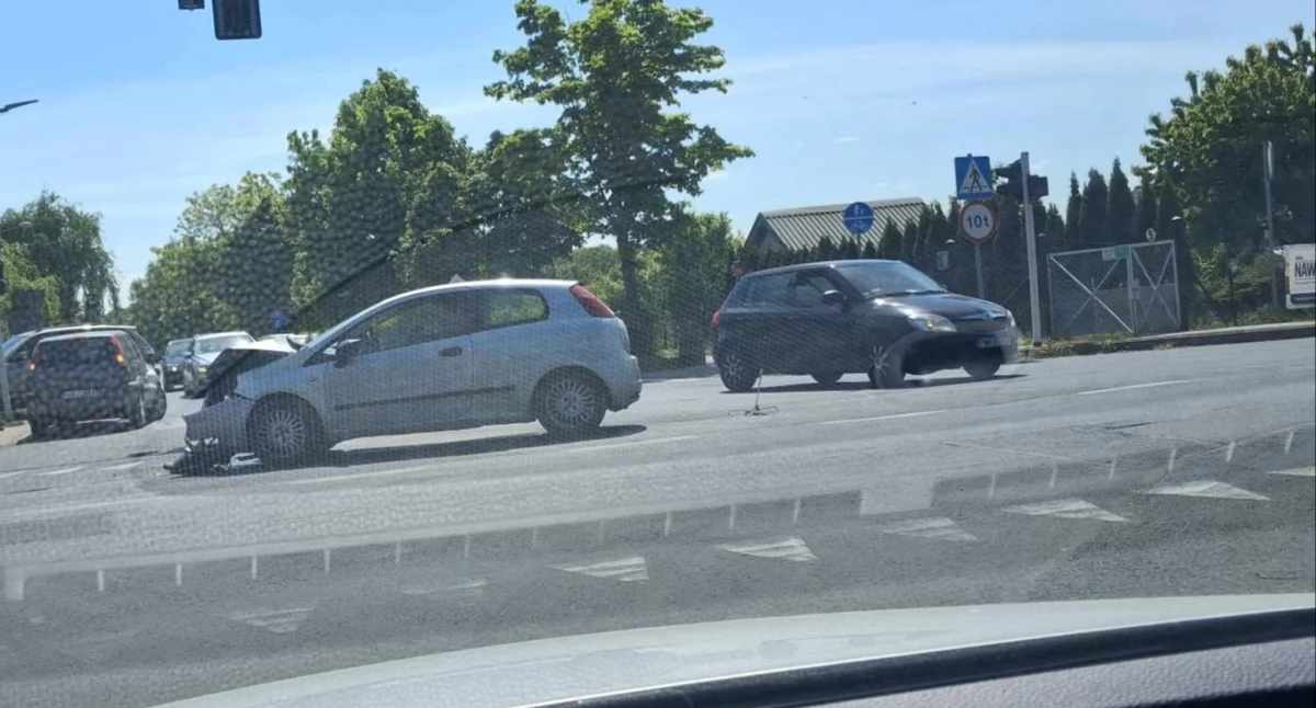 Przejechał na czerwonym. Kolizja osobówek na Lipówce! 