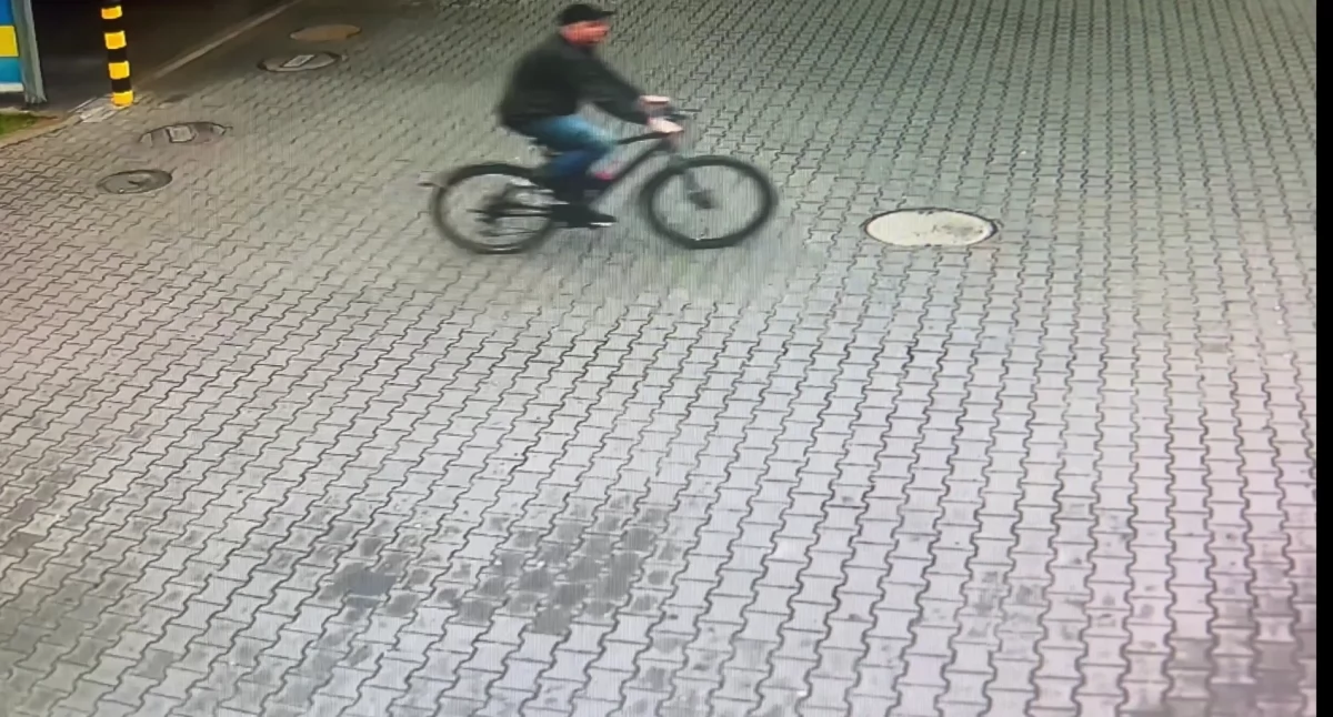 Kradzież roweru z ul. Kościuszki! Wrzesińska policja szuka tego mężczyzny (wideo/zdjęcia)