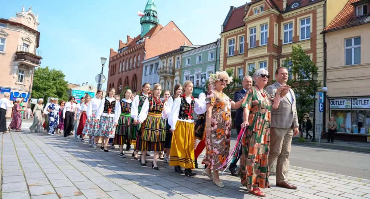 Pokaz poloneza na wrzesińskim rynku (GALERIA)