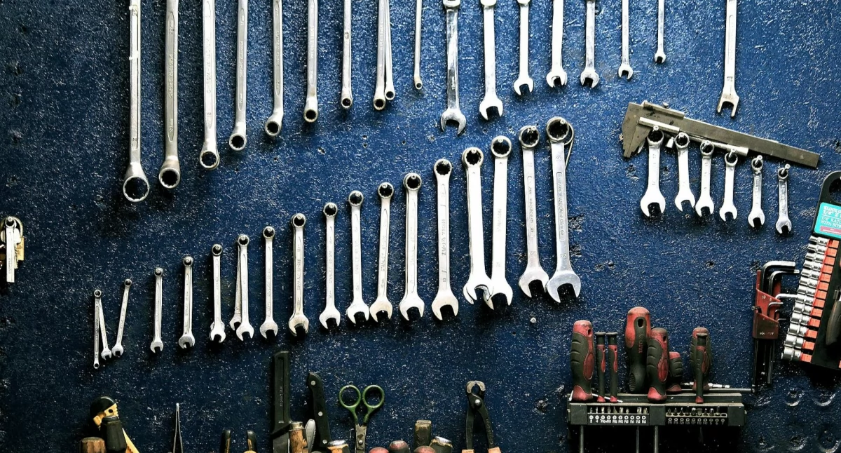 Jak wybrać odpowiednie narzędzia i odzież roboczą? Praktyczny poradnik dla majsterkowiczów i fachowców