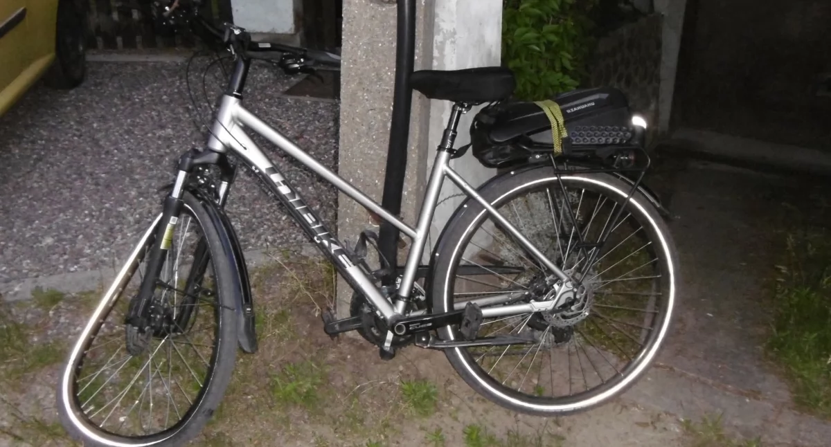 Czołowe zderzenie hulajnogi i rowerzystki. Kobieta w szpitalu