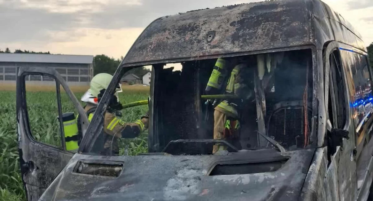 Dostawczy bus spłonął w Lisewie (zdjęcia) 
