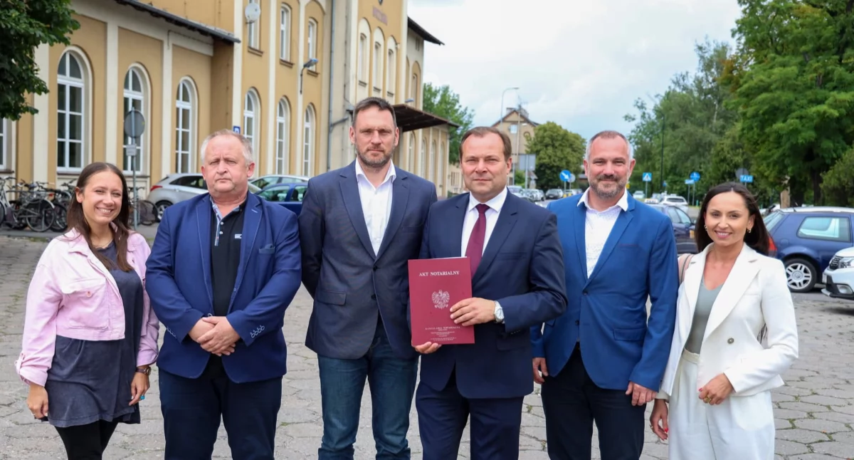 Teren przy PKP od dziś należy do gminy! W planie pakiet inwestycji (zdjęcia) 