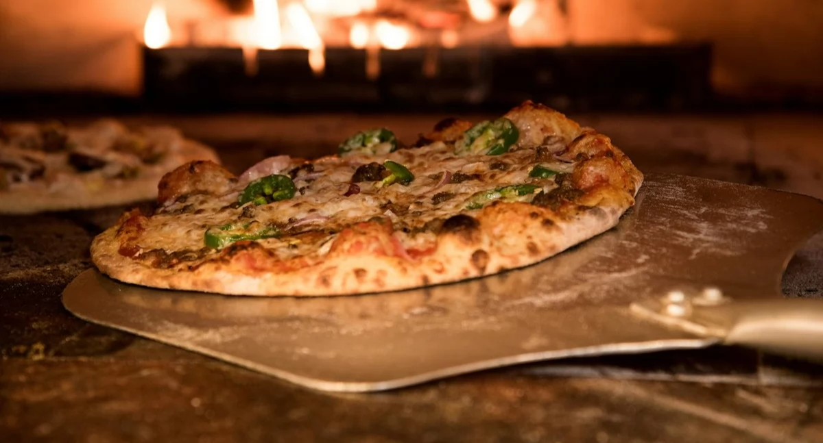 Pizza bianca – czym różni się od klasycznych wersji z sosem pomidorowym