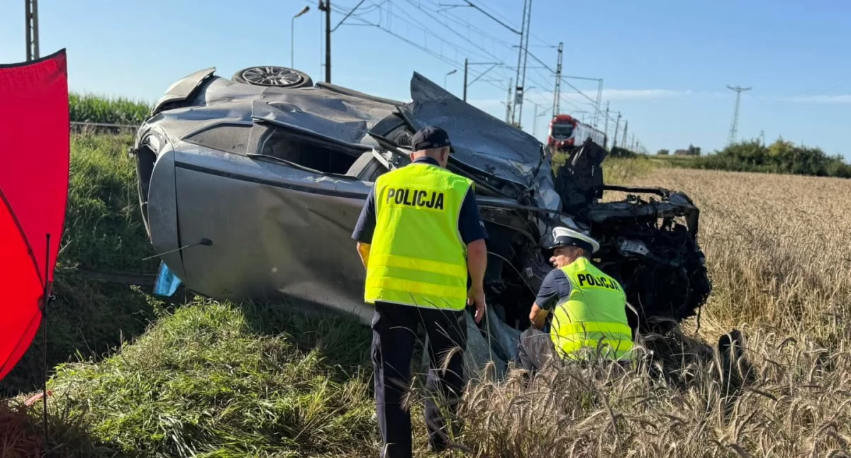 Tragiczne zderzenie osobówki z pociągiem. Nie żyje młody policjant 