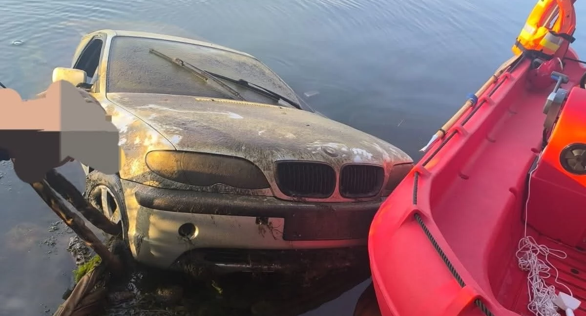 Wędkarz zapomniał zaciągnąć ręcznego. Auto przez cztery dni parkowało pod wodą 