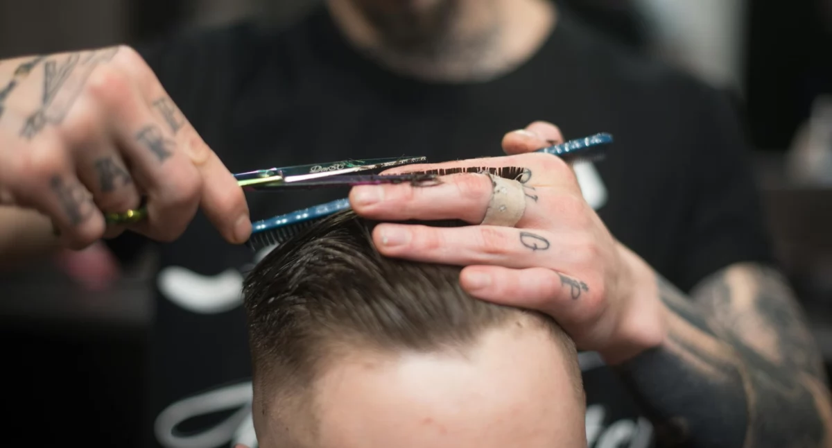 Puder do włosów męski i inne kosmetyki do stylizacji – jak wybrać idealny produkt dla siebie?