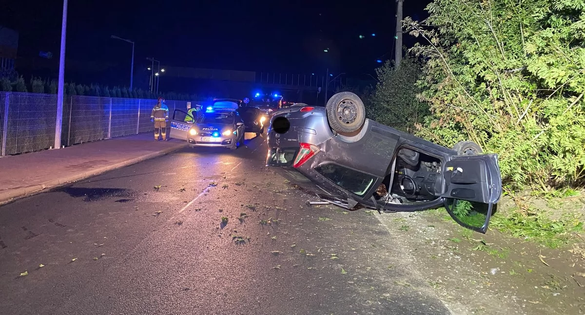 Wsiadł za kierownicę kompletnie pijany i na zakazie! Auto dachowało w Białężycach