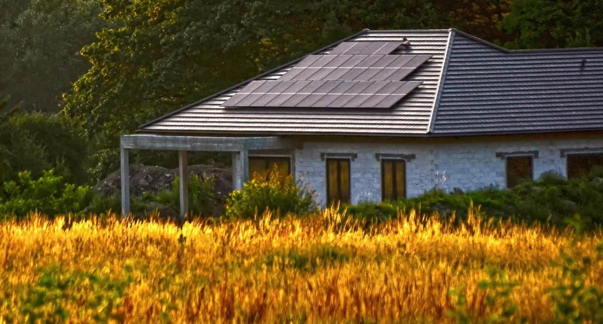 Instalacja PV a warunki atmosferyczne – jak panele radzą sobie z gradem, śniegiem i upałem?