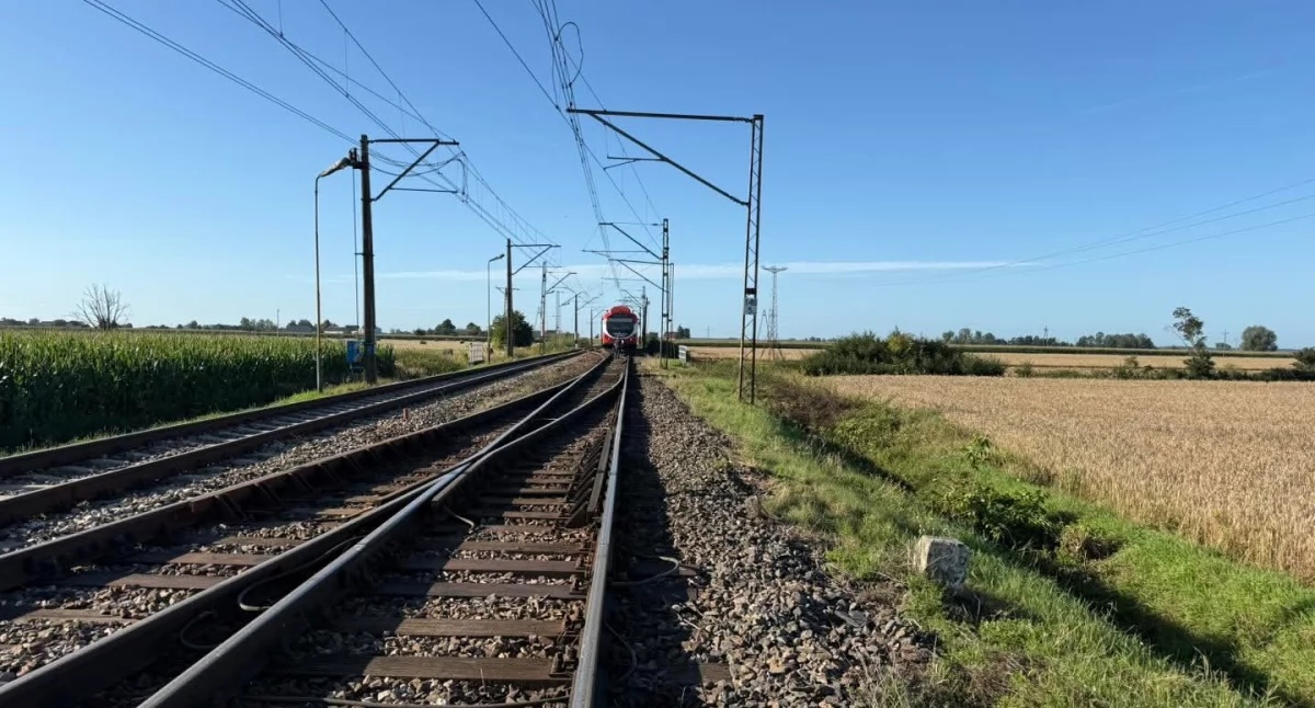 Maszynista zatrzymał pociąg po tym, jak w pobliżu torów zauważył młodą osobę 