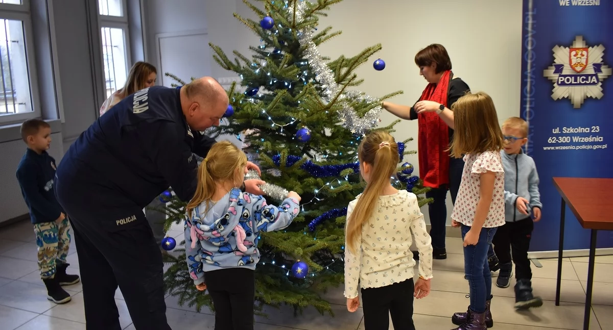 Najmłodsi wrześnianie ubrali choinkę na komendzie policji! (zdjęcia) 