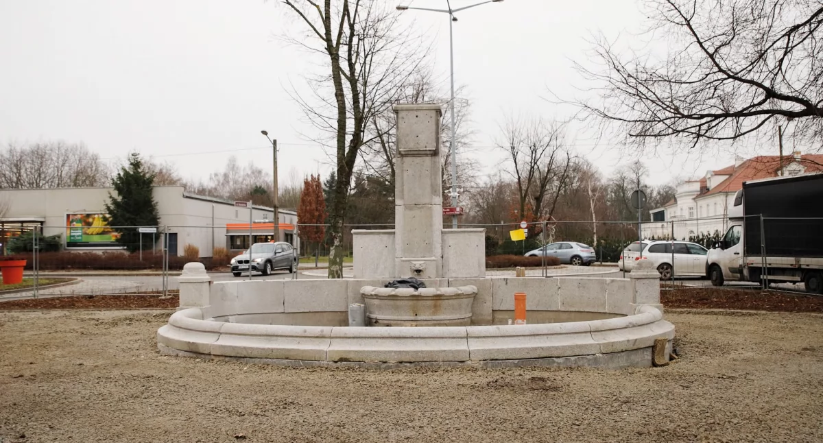 Trwa rewitalizacja skweru w centrum Wrześni (zdjęcia) 