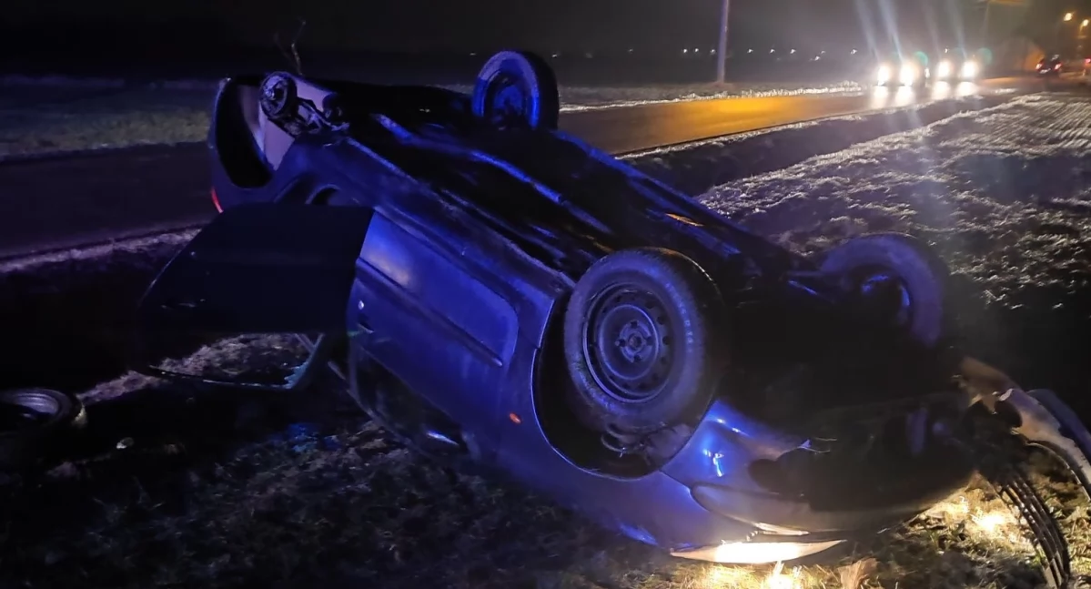 Bardzo ślisko na drogach! Dachowanie osobówki w Sokołowie 