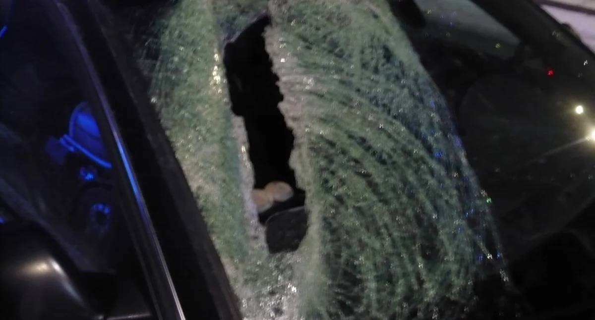 Bryła lodu spadła z naczepy ciężarówki na jadące auto