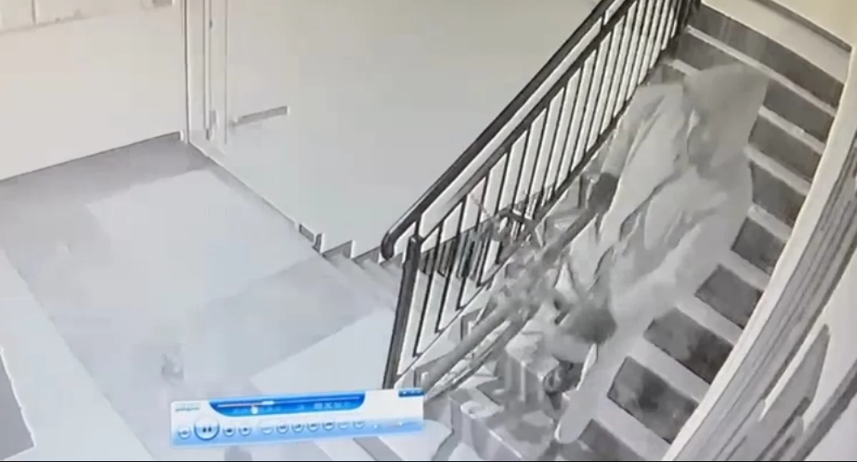 Ukradł rower z klatki schodowej na Opieszynie. Policja szuka tego mężczyzny! (Wideo)