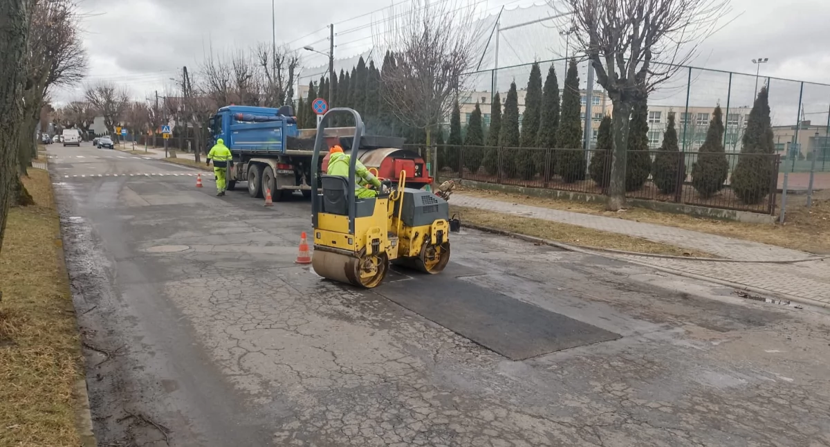 Dziury na drogach po zimie. Ruszyły prace we Wrześni (zdjęcia)