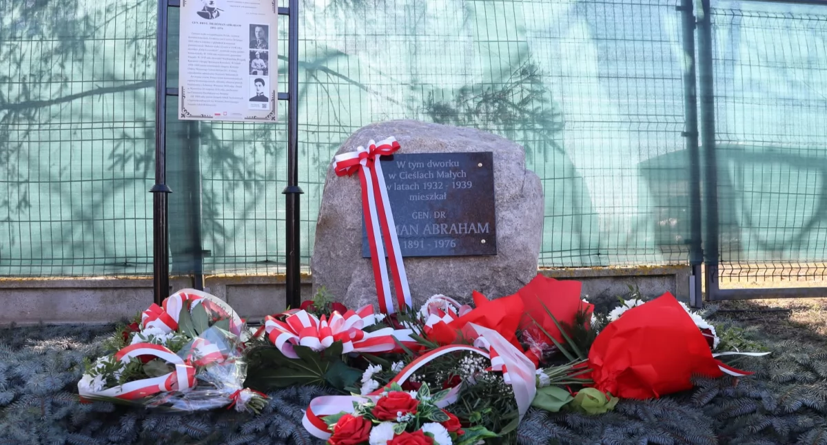 Odsłonięcie pomnika w Cieślach Małych 