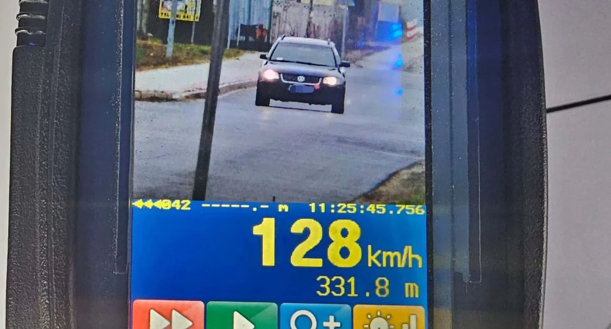 Przekroczył prędkość poza terenem zabudowanym. Stracił prawo jazdy 