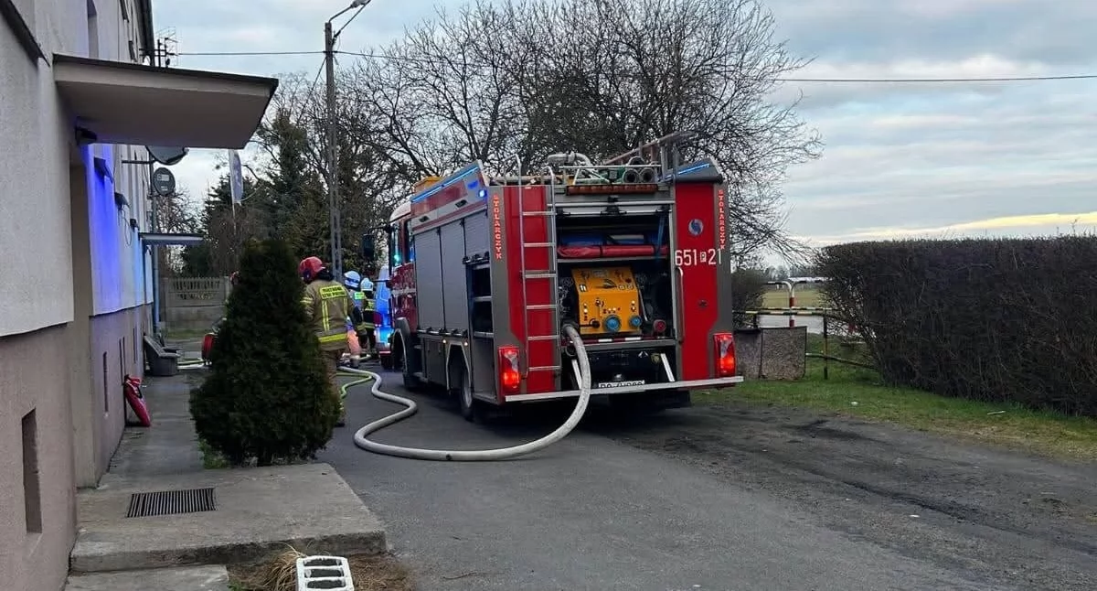 Akcja służb w Gutowie Małym. Zadymienie w budynku (zdjęcia)