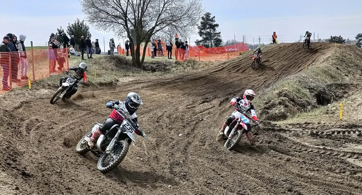 Motocrossowe emocje w Opatówku! Trwają wyścigi (zdjęcia)