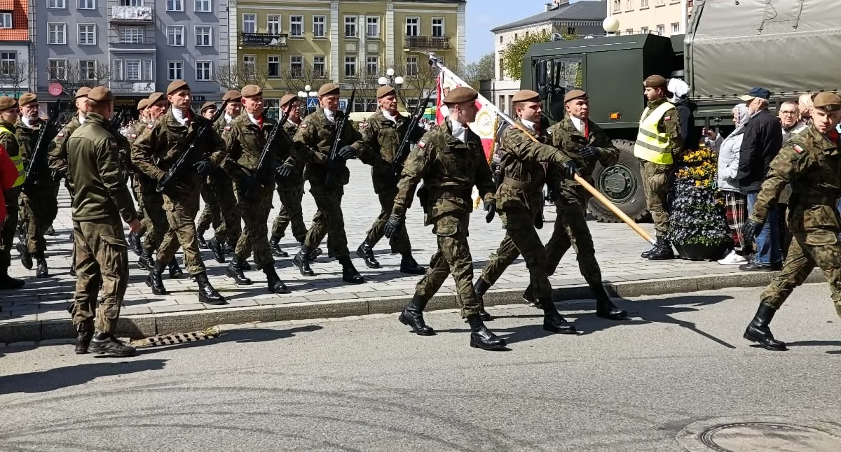 Wojskowa przysięgę na wrzesińskim rynku! (Galeria/wideo)