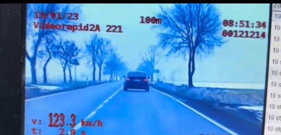 Ponad 120 km/h w zabudowanym! Wysoki mandat i zatrzymane prawo jazdy