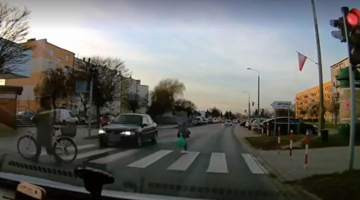 O włos od tragedii na pasach! Kierowcy grozi wysoka kara