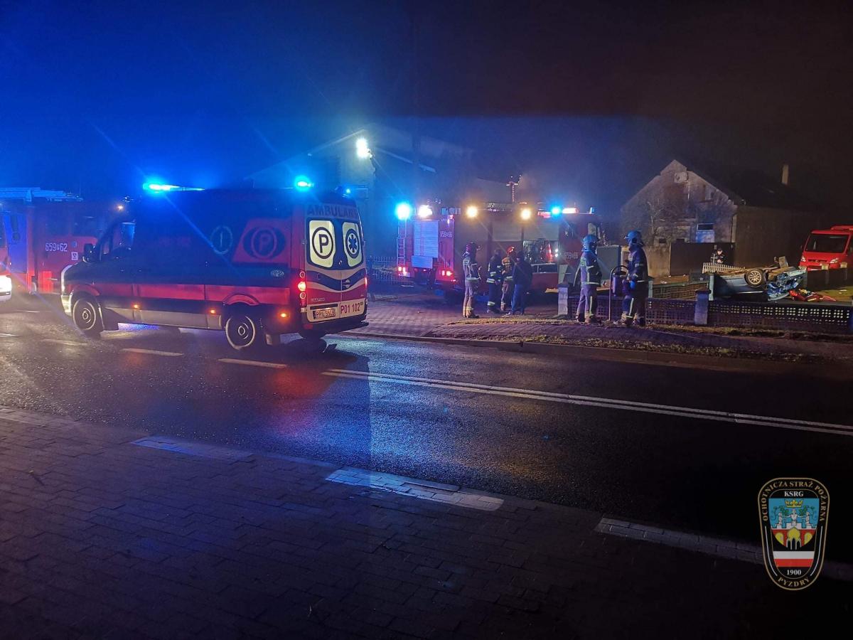 Nocny wypadek osobówki. Uderzyła w ogrodzenie i dachowała