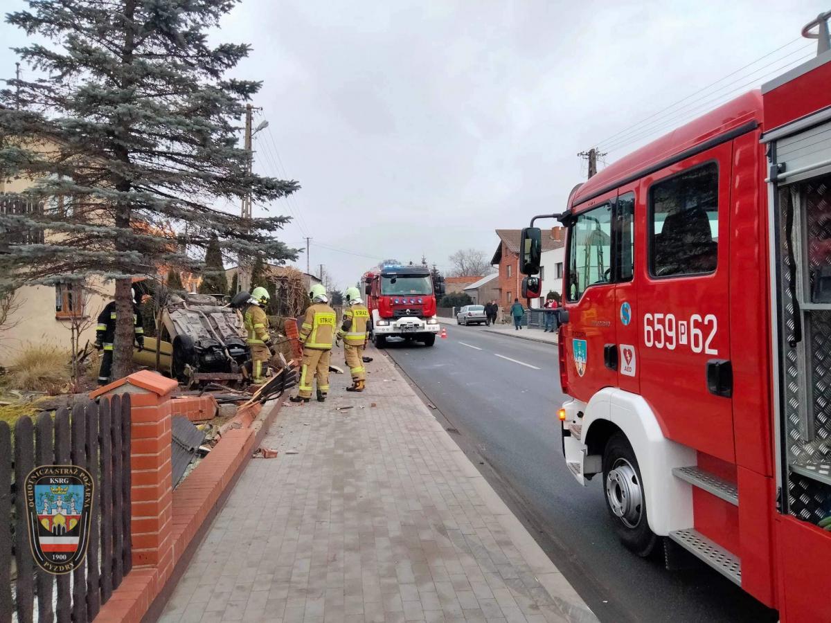 Groźny wypadek osobówki. Kierowca zasnął podczas jazdy