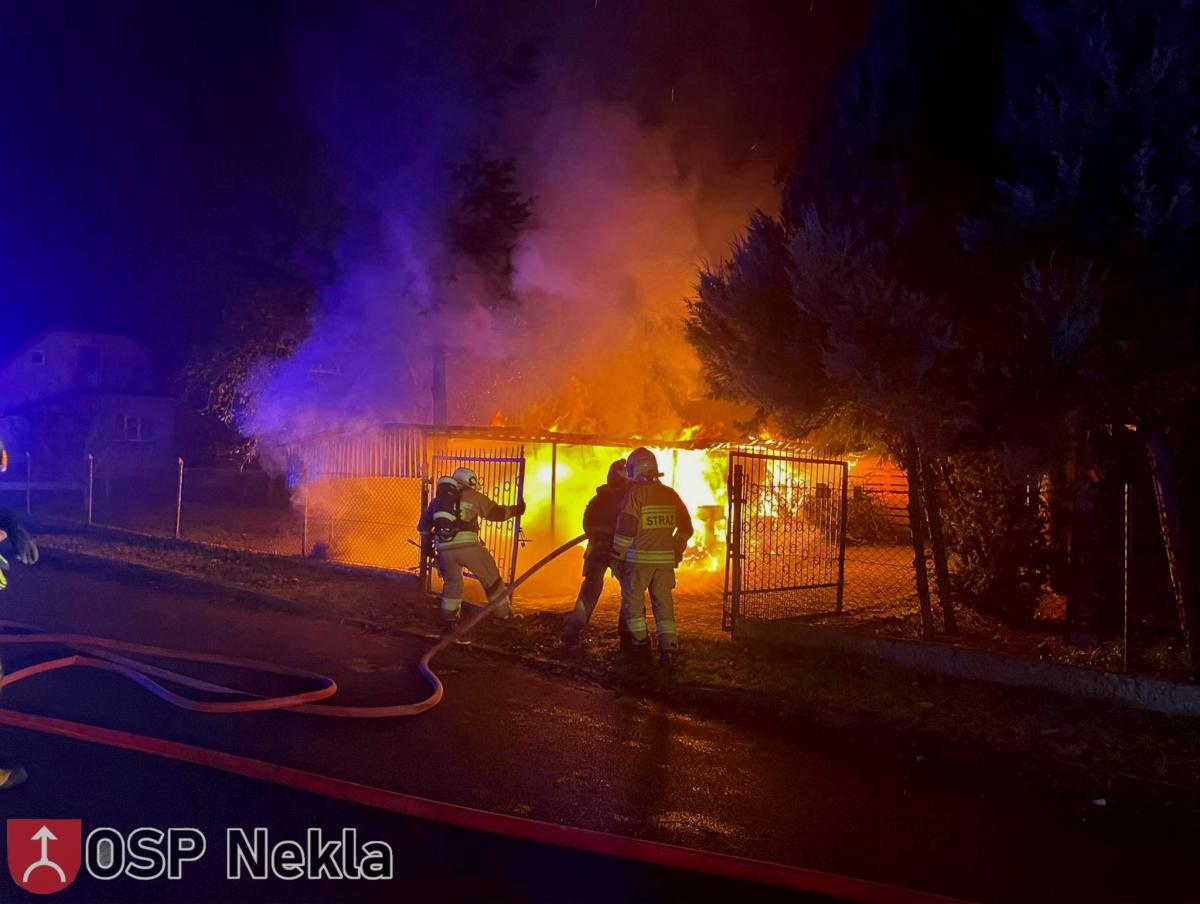 Dwa pożary w jeden dzień. Paliło się auto i skład drewna