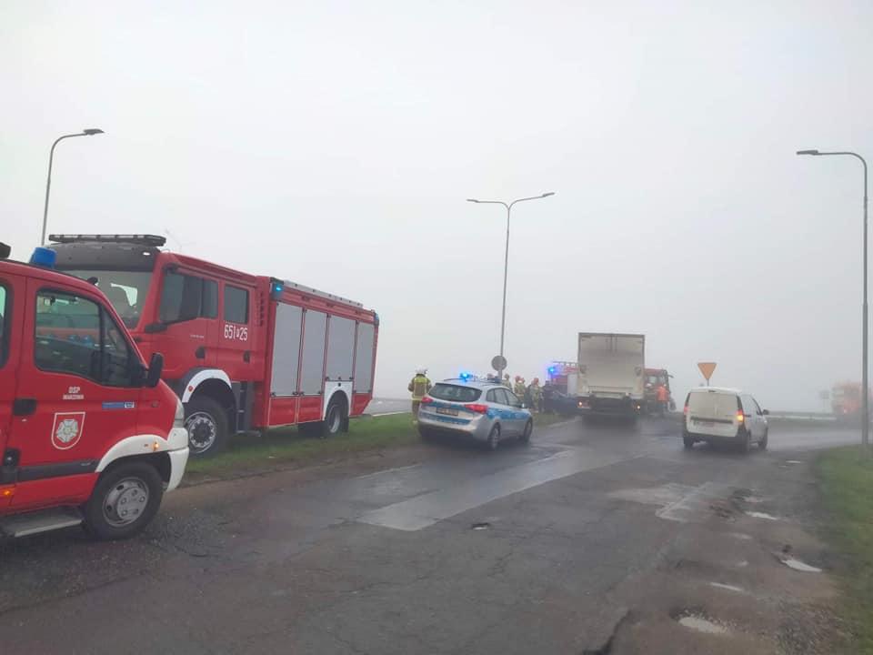 Groźny wypadek osobówki z ciężarówką