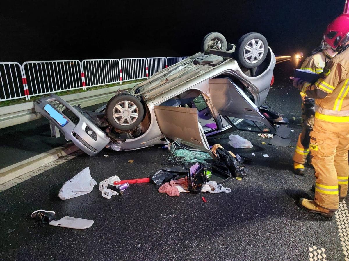 Poważny wypadek dwóch osobówek. Dwie osoby w szpitalu (FOTO)