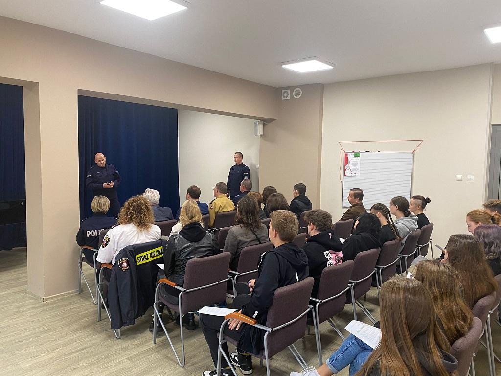 Policjanci ostrzegają przed oszustami w sieci