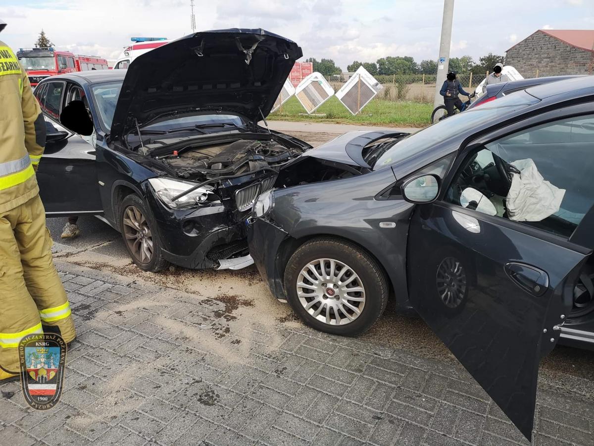 Czołowe zderzenie osobówek w Pyzdrach