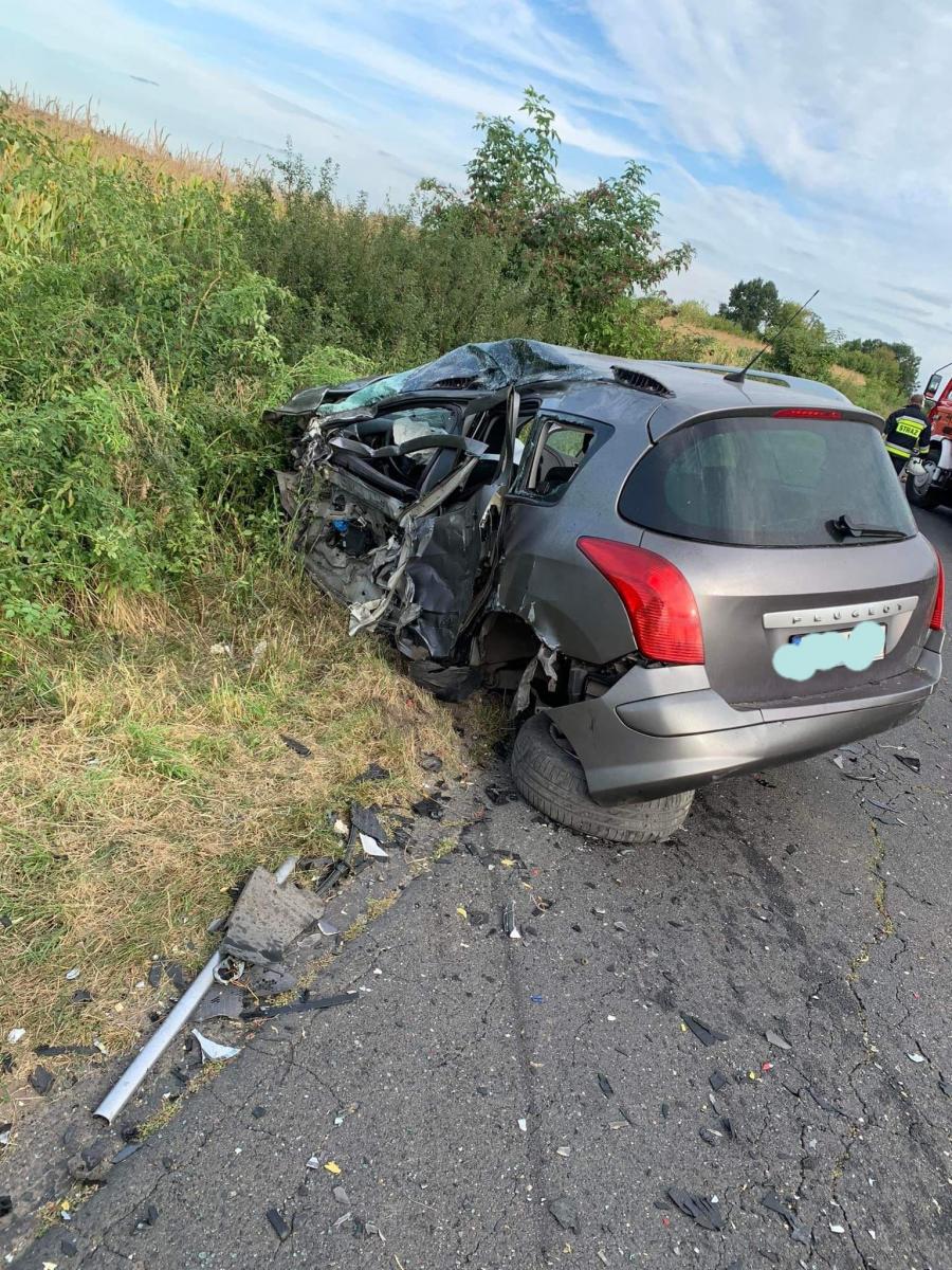 Zderzenie osobówki i dwóch ciągników rolniczych. Dwie osoby w szpitalu
