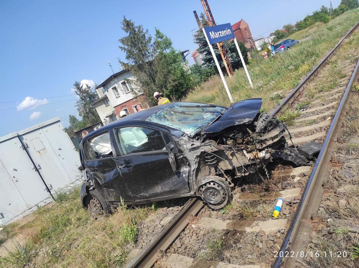 Wypadek osobówki z lokomotywą na przejeździe kolejowym!