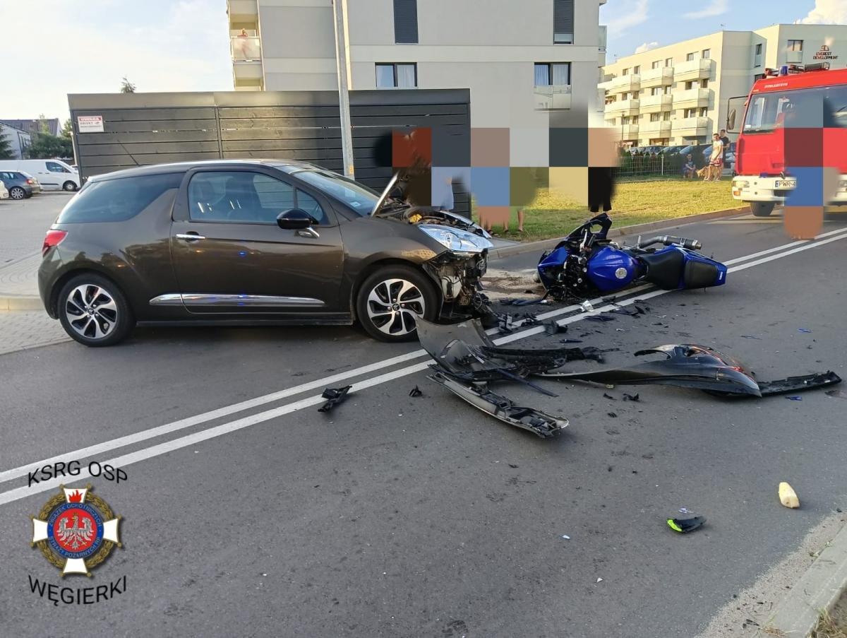 Zderzenie osobówki i motocykla. Młody mężczyzna w szpitalu