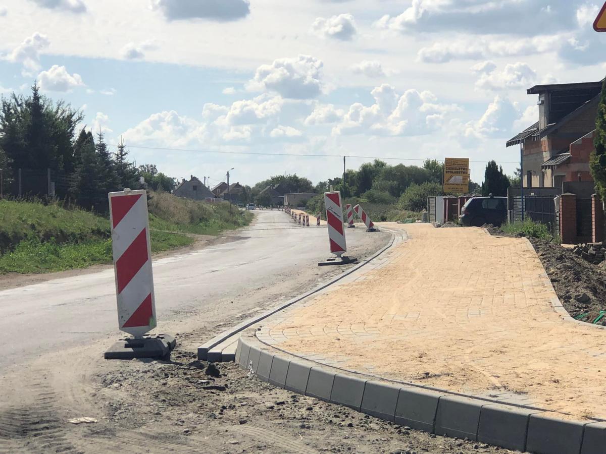 Trwa przebudowa drogi. Powstaje kanalizacja i nowy chodnik (FOTO)