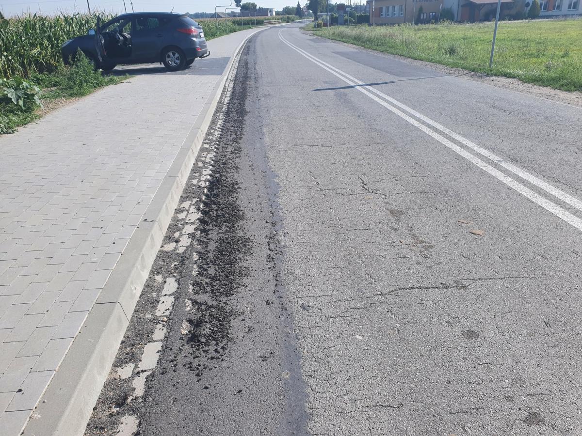 Ktoś uszkodził fragment drogi przy nowej ścieżce