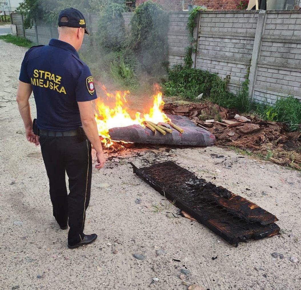 Kanapa w ognisku. Sprawca ukarany