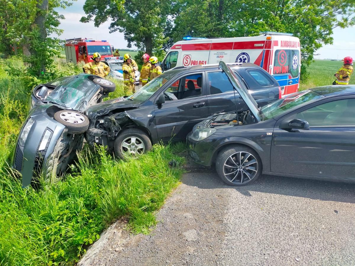 Zderzenie trzech osobówek. Dwie osoby trafiły do szpitala