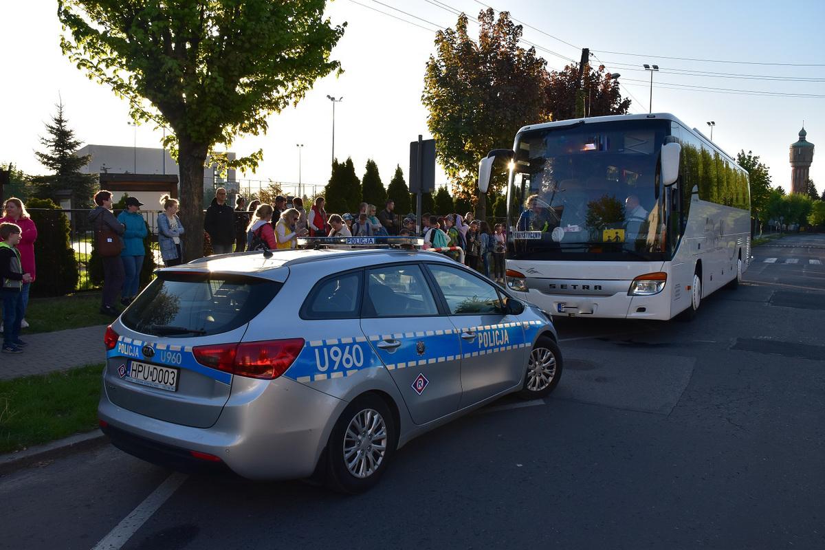 Policyjna kontrola autokaru przed wycieczką