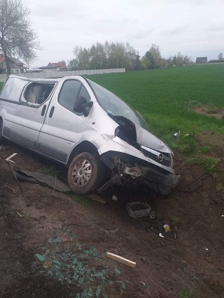 Bus zjechał do rowu w Kębłowie