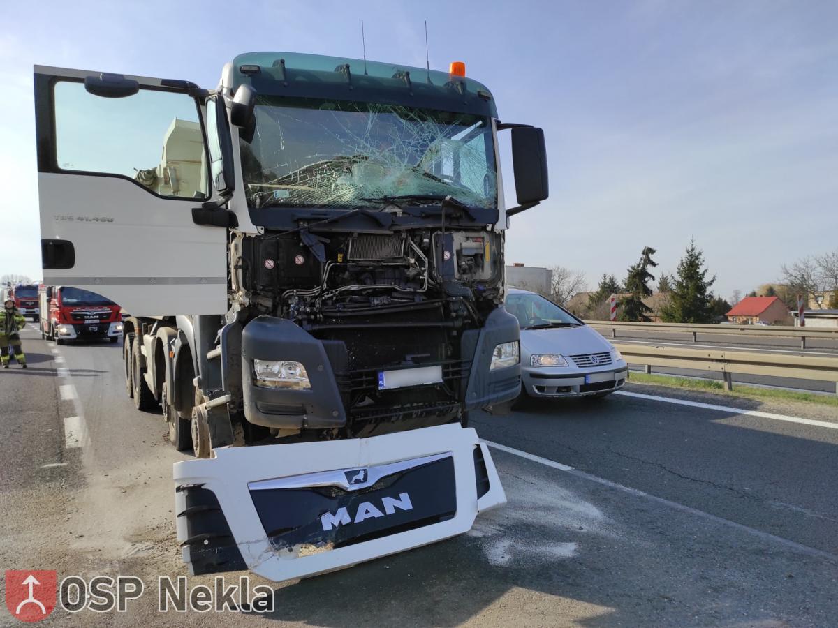 Kolizja dwóch ciężarówek i osobówki na krajowej 92