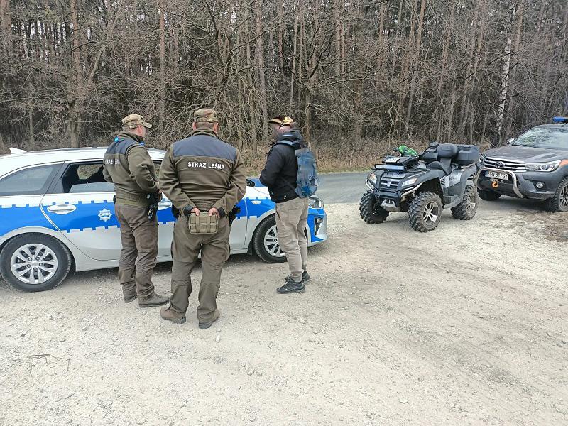 Quadem po lesie. Mężczyzna w rękach policji i strażników leśnych